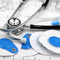 Doi medici, trimiși în judecată după ce ar fi implantat la 185 de pacienți stimulatoare cardiace prelevate de la persoane decedate