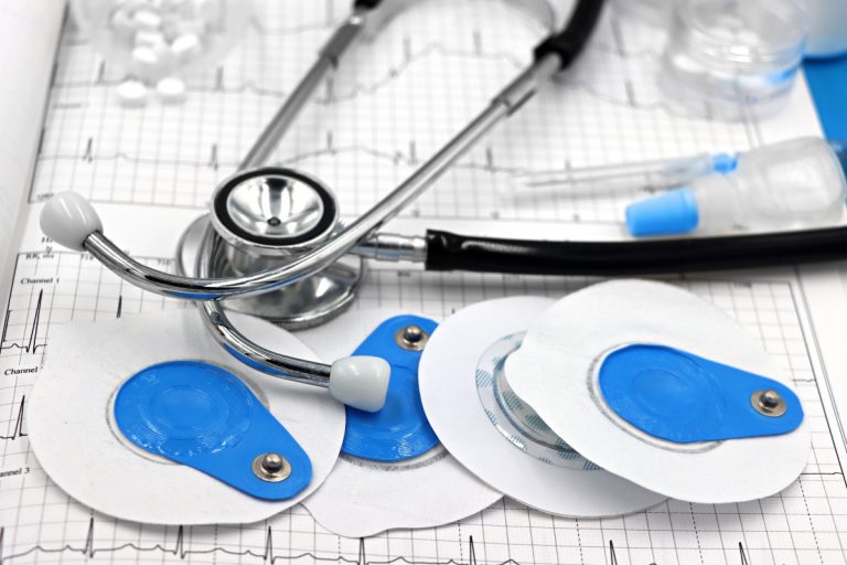 Doi medici, trimiși în judecată după ce ar fi implantat la 185 de pacienți stimulatoare cardiace prelevate de la persoane decedate