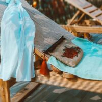 Războiul șezlongurilor în vacanță. De ce turiștii se trezesc la răsărit pentru un loc la piscină și ce măsuri iau hotelurile