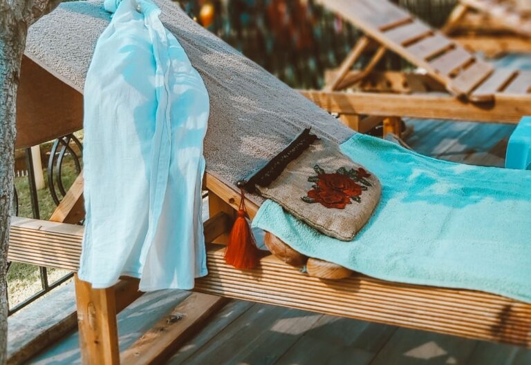 Războiul șezlongurilor în vacanță. De ce turiștii se trezesc la răsărit pentru un loc la piscină și ce măsuri iau hotelurile