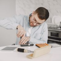De astăzi intră în vigoare “dreptul la reparație”. Vezi ce înseamnă și ce se schimbă pentru consumatori