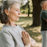 Trei exerciții de respirație care pot ajuta la scăderea tensiunii arteriale. Tehnici recomandate de cardiologi
