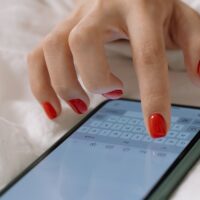 Potrivit unui studiu, 7 din 10 tineri din România practică sexting-ul – Ce înseamnă și de ce aplicațiile de dating pierd teren
