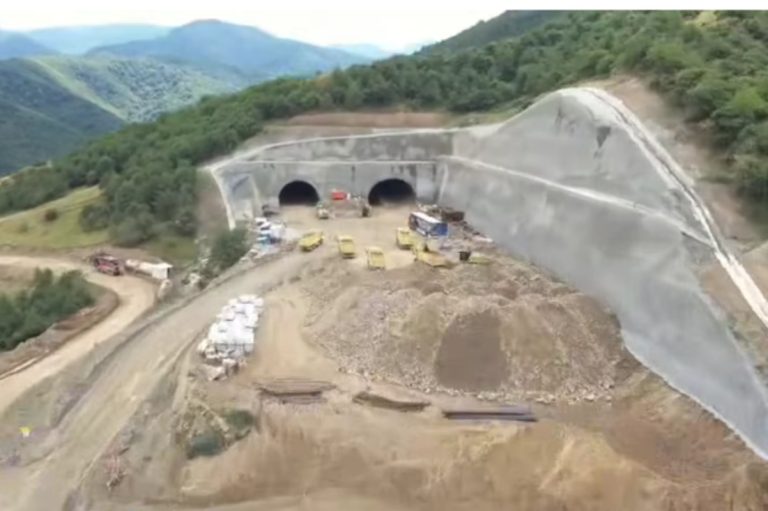 Prima galerie a tunelului Boița 1, de pe Autostrada Sibiu-Pitești, a fost străpunsă. Care este stadiul lucrărilor pe secțiunea Boița – Cornetu