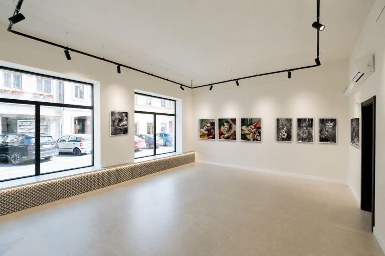 O mitologie speculativă a viitorului: Artistul Florin Drăgoi își prezintă expoziția personală „Future Tribes” la Heartfully Gallery din Sibiu