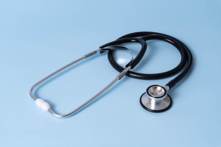 Noua lege a salarizării medicilor 2027: salarii mai mari, dar venituri mai mici pentru cei cu gărzi/ Vezi ce lefuri au medicii din Sibiu și din alte orașe