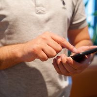 SMS-ul cu „taxa pentru colet” care îi păcălește pe români. Peste un milion de persoane au fost vizate de fraudă
