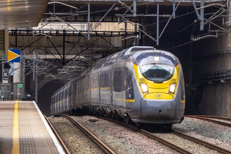 Eurostar își reproiectează trenurile pentru temperaturi de până la 55°C. Schimbările climatice transformă transportul feroviar din Europa