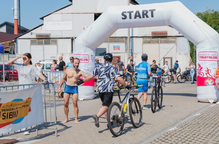 Binder Lake Triathlon 2026 revine la Sibiu. Peste 150 de sportivi concurează la Lacul lui Binder