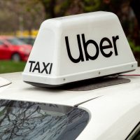 Uber confirmă: UberX acceptă 4 pasageri. Ce trebuie să faci dacă un șofer te refuză și ce verificări pregătește ANPC
