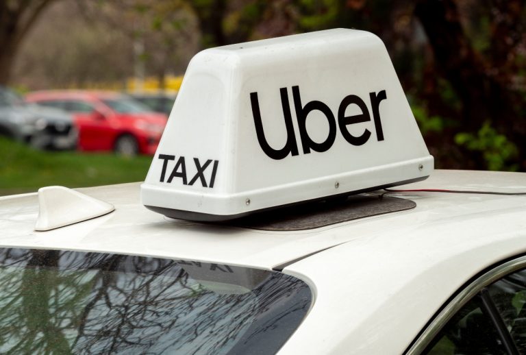 Uber confirmă: UberX acceptă 4 pasageri. Ce trebuie să faci dacă un șofer te refuză și ce verificări pregătește ANPC