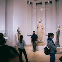 Studiu: Vizitele la muzeu, teatru și cinema ar putea încetini îmbătrânirea biologică