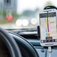 Primești amendă dacă folosești Waze la volan? Când pot sancționa polițiștii șoferii și ce spune Codul Rutier 2026