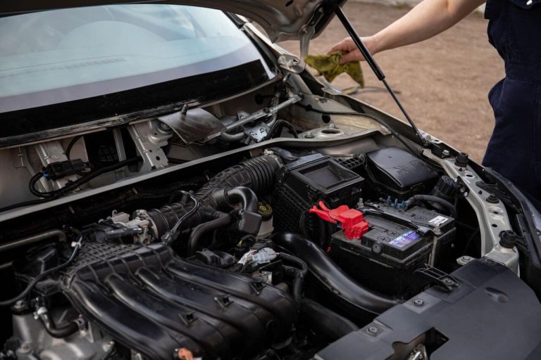 Bateria auto acasă sau la service – montajul e simplu, codarea nu