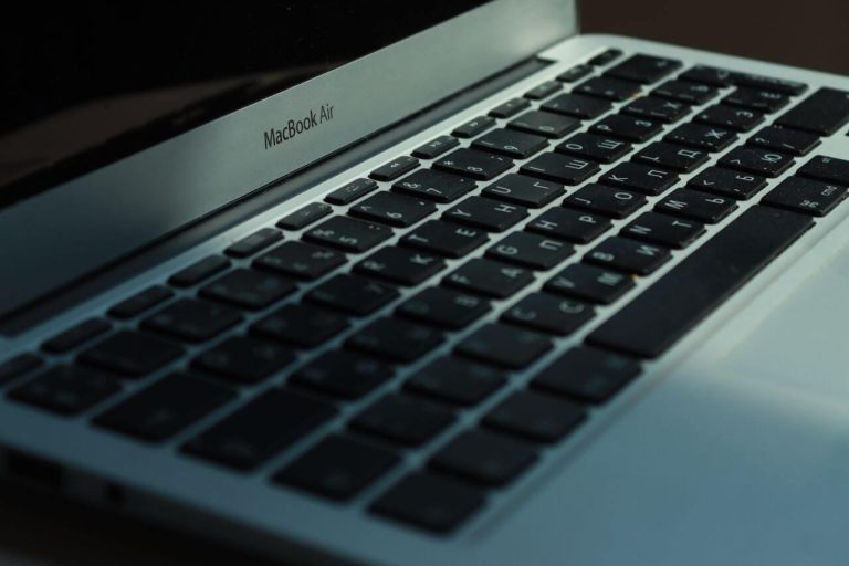 MacBook Air sau Pro pentru muncă? Diferența care contează după ce închizi fișa tehnică