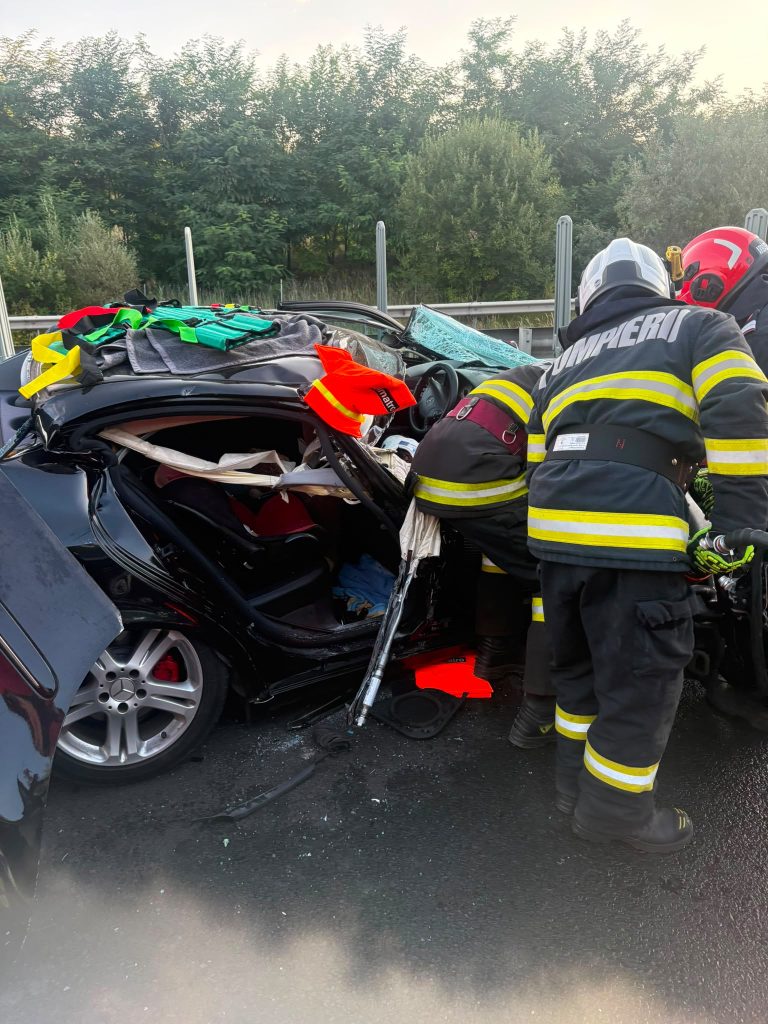 FOTO: ACCIDENT GROAZNIC pe A1, lângă Săliște. Patru oameni, între care doi copii, au ajuns la spital