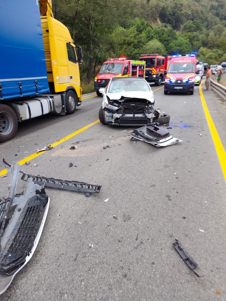 FOTO: ALERTĂ la Boița! Accident cu intervenție de DESCARCERARE. Șoseaua este blocată