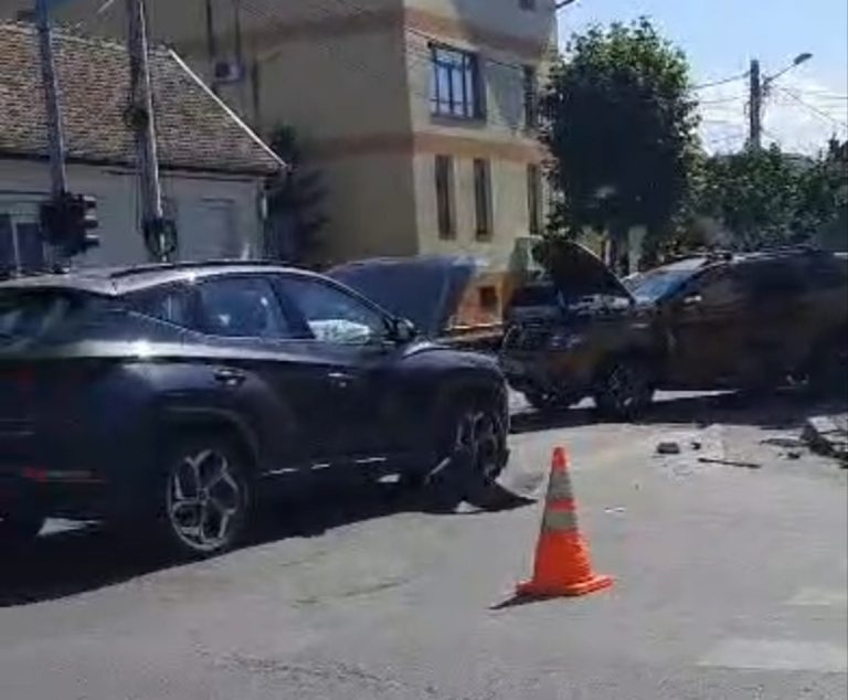 VIDEO/ULTIMA ORĂ: Accident violent în Sibiu! Doi șoferi au ajuns la spital după un impact într-o intersecție