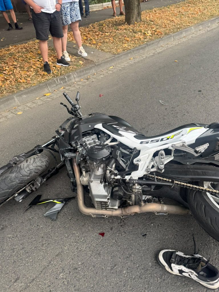 FOTO/ULTIMA ORĂ: ACCIDENT violent pe o stradă din Sibiu! Motociclist de 19 ani, la spital după ce o mașină i-a tăiat calea