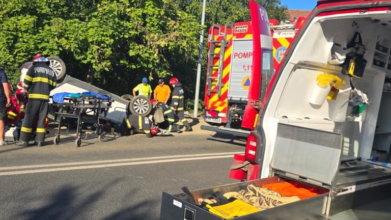 FOTO/ULTIMA ORĂ: Mobilizare de urgență în Sibiu după RĂSTURNAREA unui autoturism