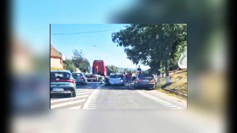 FOTO/ULTIMA ORĂ – Impact violent la Târnava: trei autoturisme implicate într-un accident pe DN 14