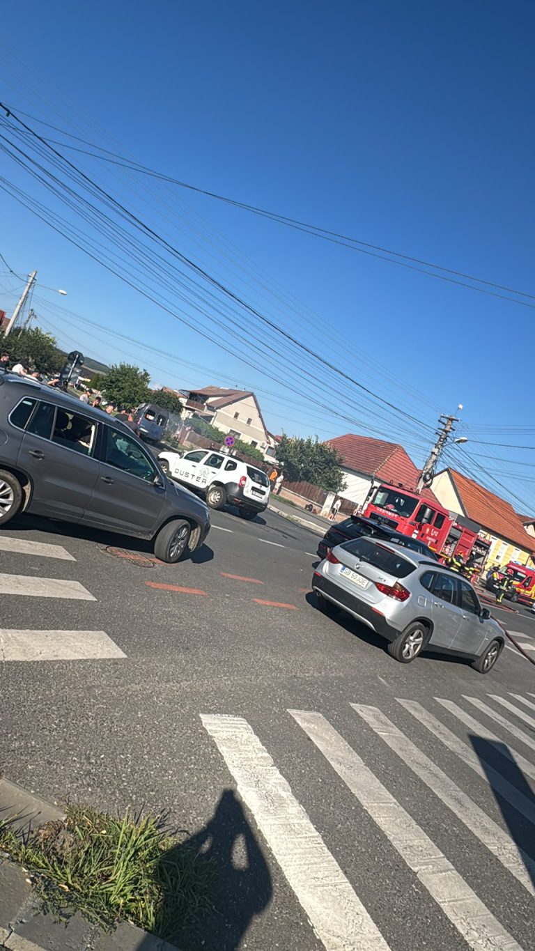 VIDEO: Incendiu DEVASTATOR la un microbuz, în Sibiu. În zonă s-a produs și un accident rutier