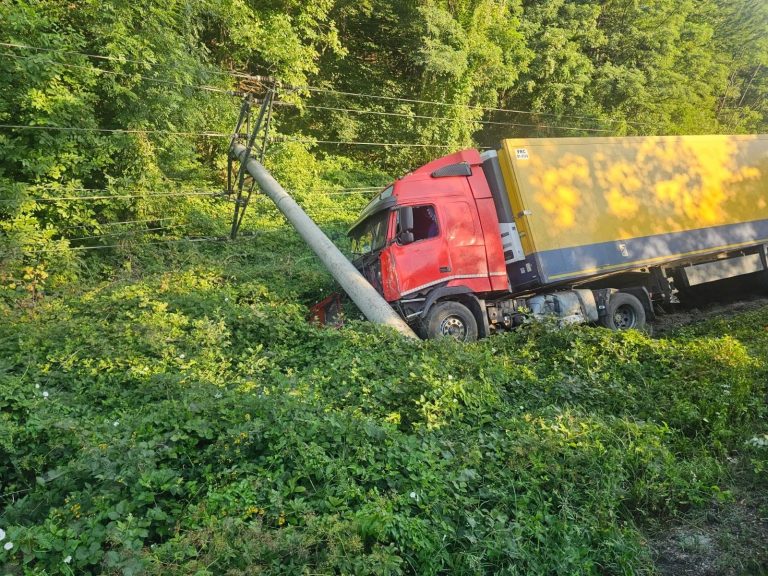 FOTO/ULTIMA ORĂ: Accident pe Valea Oltului. Un autocamion a fost implicat
