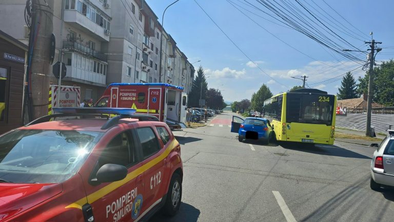 FOTO/ULTIMA ORĂ: ACCIDENT între o mașină și un autobuz în Sibiu. 4 persoane rănite, intervenție de urgență