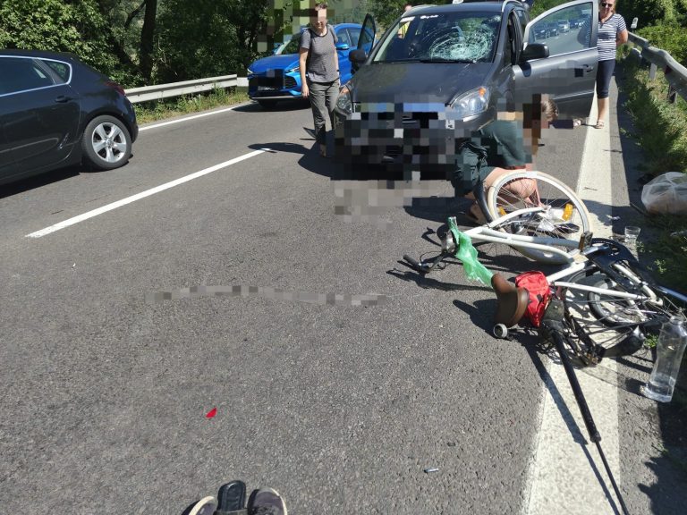 FOTO: Doi copii aflați pe bicicletă, LOVIȚI de o mașină pe Valea Oltului. Trafic blocat spre Sibiu