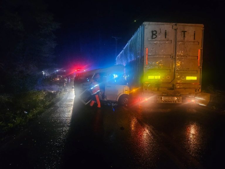 FOTO/ULTIMA ORĂ: Accident MORTAL pe Valea Oltului! TIR și microbuz, ZDROBITE într-un accident grav.
