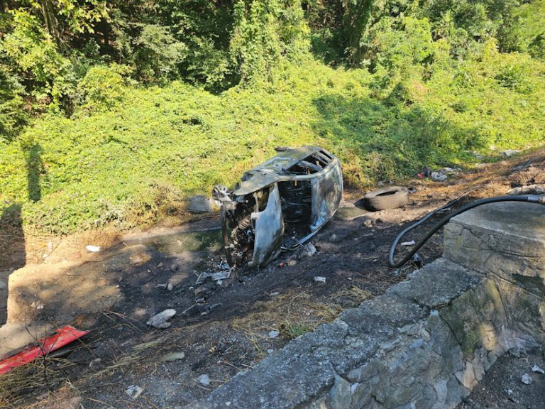FOTO/ULTIMA ORĂ: COȘMAR pe Valea Oltului. O mașină A LUAT FOC după un accident