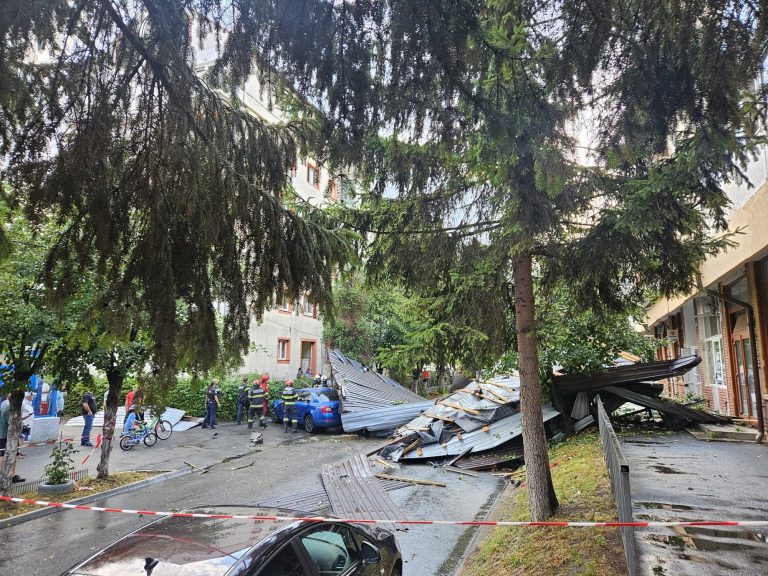 FOTO/ULTIMA ORĂ în Sibiu: Strada Valea Aurie, ÎNCHISĂ după prăbușirea acoperișului unui bloc