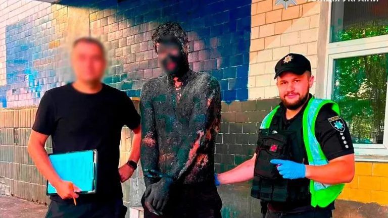 VIDEO/FOTO: S-a acoperit cu smoală înainte de JAF. Polițiștii au avut nevoie de 5 ore ca să-l „recupereze”