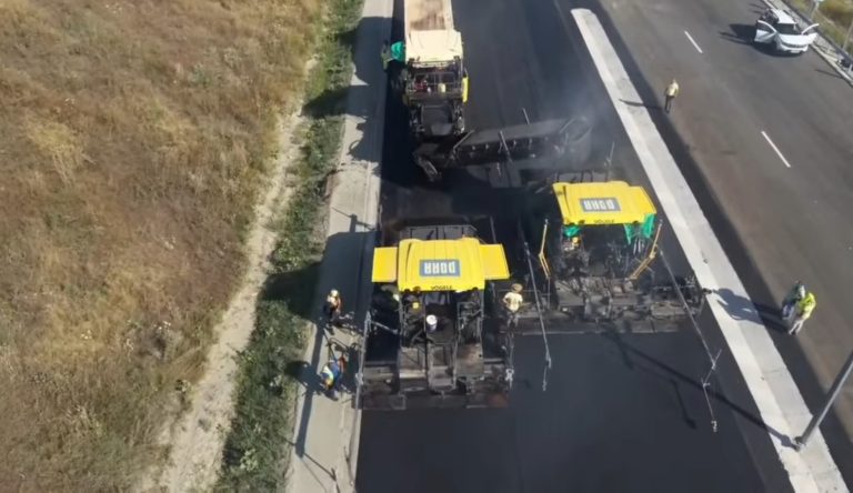 VIDEO: Progres spectaculos pe Autostrada Sibiu-Pitești! Ultimul strat de asfalt se așterne CHIAR ACUM