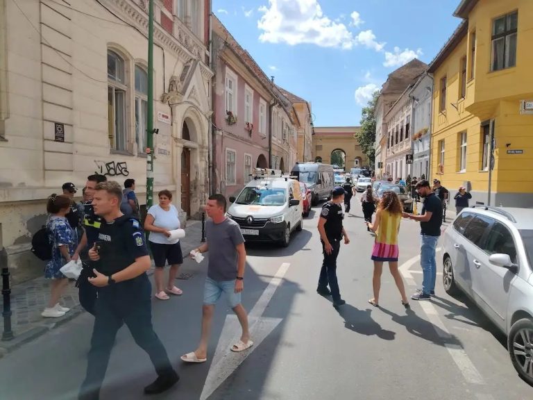 FOTO/VIDEO: Scandal de proporții într-un spital: o ceartă între paciente a ajuns în stradă. Șapte persoane, la Poliție