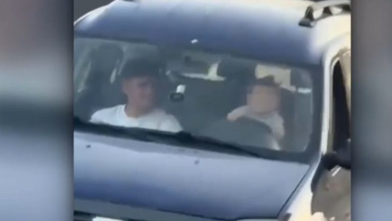 VIDEO: Inconștiență dusă la extrem: un BEBELUȘ de 11 luni, la volanul unei mașini ÎN MERS