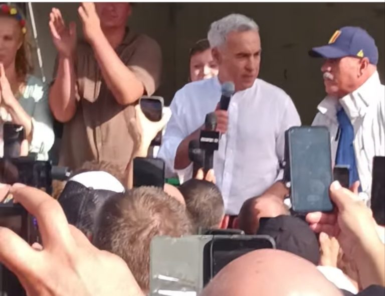 VIDEO: „Să plece cu circul și maimuțăreala”. Un bărbat, scos din sărite de vizita lui Georgescu