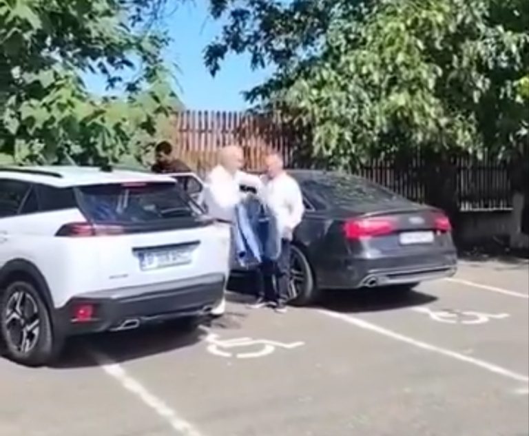 VIDEO – Ironia zilei: Georgescu vorbește despre „viitorul lumii”, dar mașina sa parchează pe DOUĂ locuri pentru persoane cu dizabilități