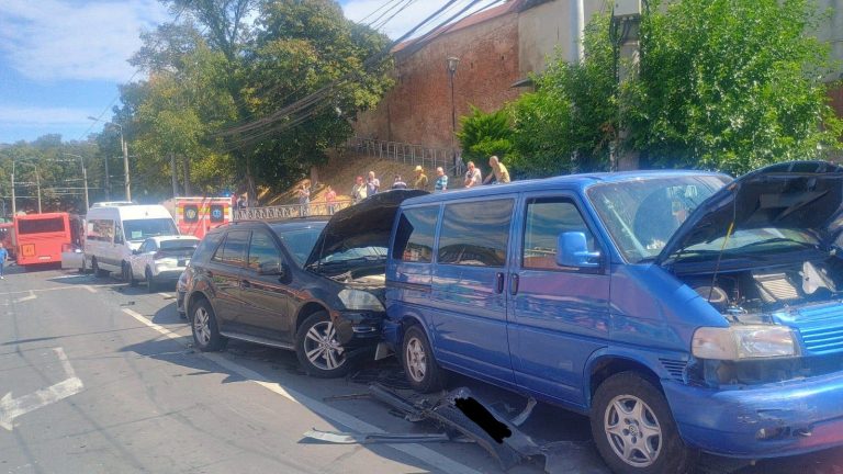 VIDEO/FOTO/ULTIMA ORĂ: 22 de persoane implicate într-un ACCIDENT în Mediaș! Autobuz și 12 autoturisme, făcute praf. Șoferul avea o ALCOOLEMIE URIAȘĂ