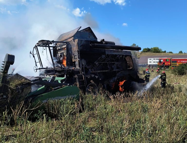 FOTO/ULTIMA ORĂ: O combină agricolă a ars ca o torță în județul Sibiu