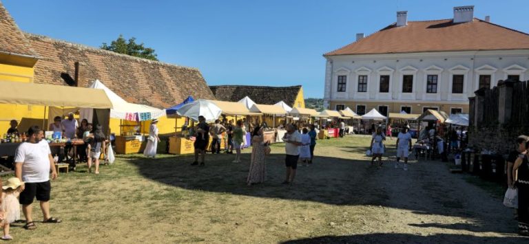 VIDEO. Prima zi a Festivalul Tuberozelor a adus deja la Hoghilag mii de turiști. Ce spun cultivatorii de tuberoze