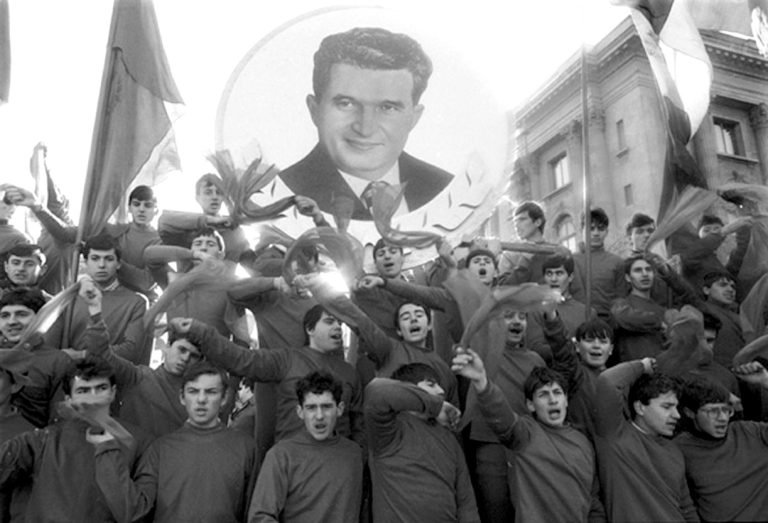 FOTO – Mitul fabricilor lui Ceaușescu, demontat cu documente ale Securității: „muncă în zadar”, pierderi și producție fictivă