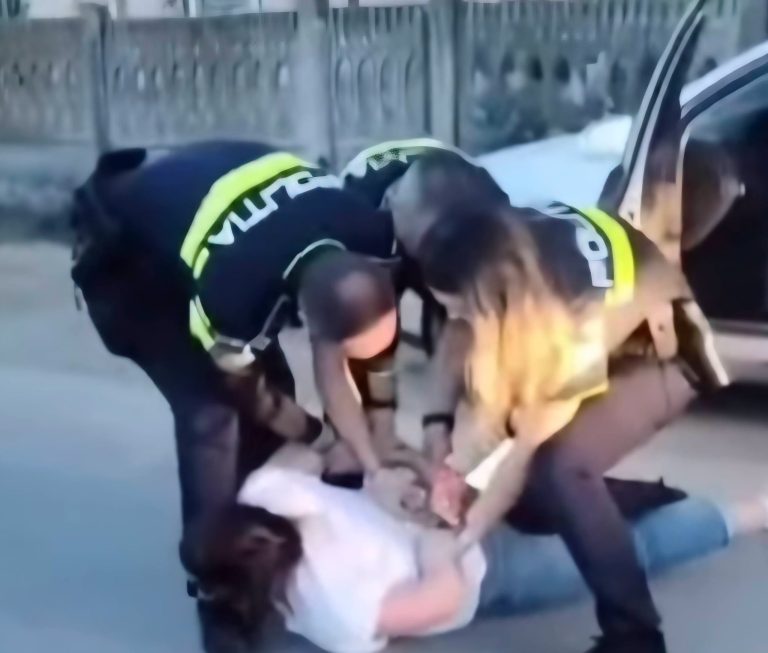 VIDEO: SCANDAL după o intervenție a poliției: o șoferiță, dată jos din mașină, dată cu spray și încătușată. „Au acționat legal!”