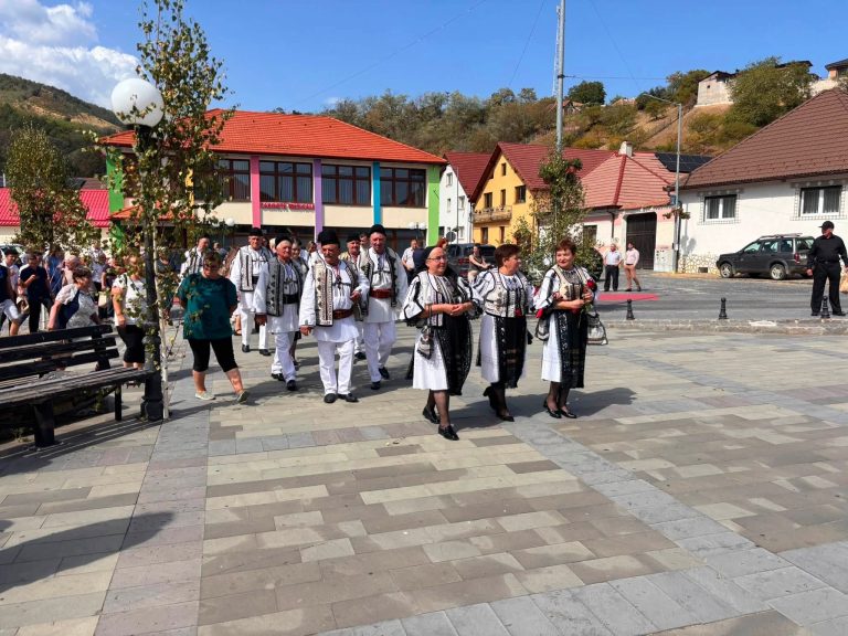 FOTO: După zeci de ani, s-au întors acasă cu sufletul de copil. Întâlnirea emoționantă a generației de 70 de ani în Sadu