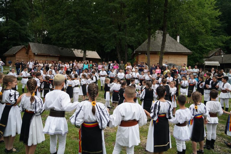 FOTO: Copilăria se trăiește în pași de dans