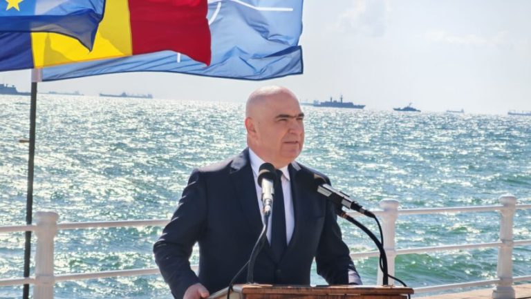 VIDEO: „Tăiați-i cablul! Tăiați curentul că e scump!” Bolojan, HUIDUIT la Ziua Marinei