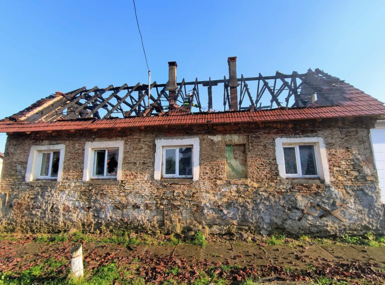 FOTO/ULTIMA ORĂ: Incendiu DE PROPORȚII la o casă din Chirpăr. Acoperișul a fost distrus complet, o femeie a ajuns la spital