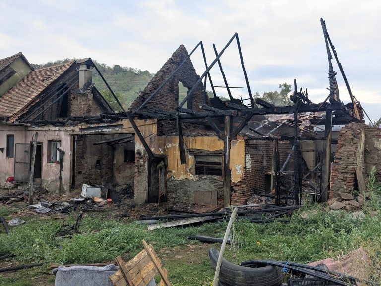 VIDEO/FOTO: Incendiu devastator în Richiș, în zorii zilei. O anexă fost mistuită de flăcări
