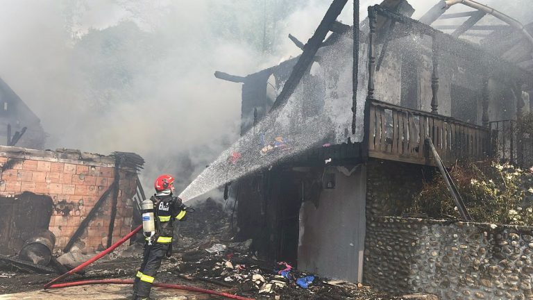 VIDEO/FOTO: Incendiu DRAMATIC la o mănăstire ! Chilii și anexe, cuprinse de flăcări