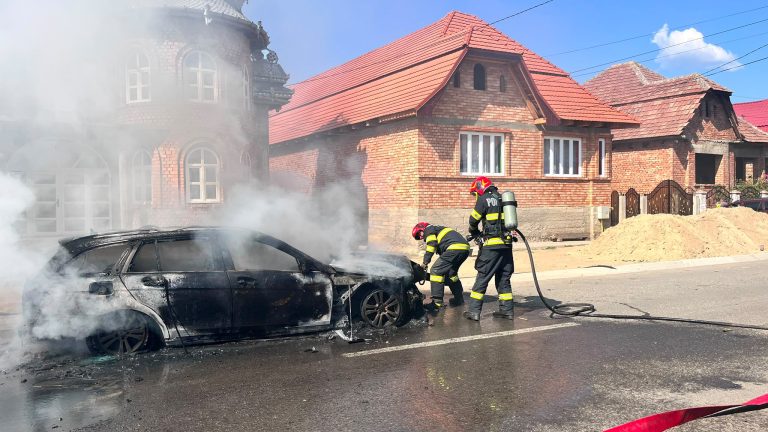 VIDEO/FOTO/ULTIMA ORĂ: Foc devastator la un autoturism. ISU Sibiu a intervenit de urgență